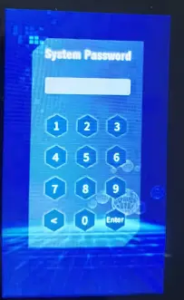Auf einem blauen digitalen Bildschirm wird ein Ziffernblock zur Eingabe eines Systemkennworts angezeigt. Oben befindet sich das rechteckige Eingabefeld, gefolgt von sechseckigen Schaltflächen mit den Nummern 1 bis 9 sowie zusätzlichen Schaltflächen für 0, Löschen und Eingabe.